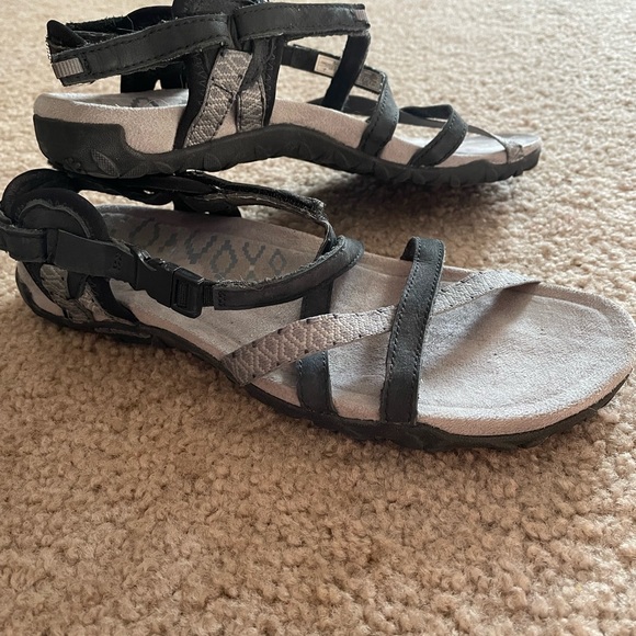 Black & gray like new Merrill walking sandals, size 7 - Picture 2 of 3
